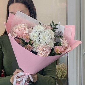 Букет с розой Франц, диантусами, альстромерией, хризантемой