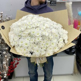 Пышный  букет из 51 кустовой хризантемы