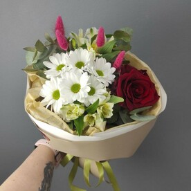 Эвкалипт, Лагурус, Альстромерия, Роза эксплорер, Хризантема кустовая, Дизайнерская упаковка
