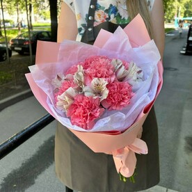 Мини-букет из гвоздик и альстромерий