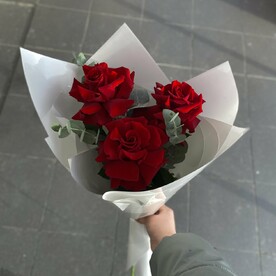 Букет-комплимент 3 красные французские розы с эвкалиптом