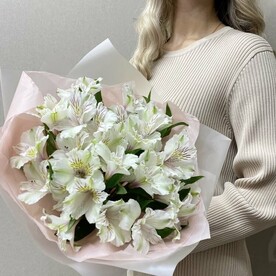 Букет из 7 белых альстромерий