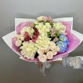 Букет «Нежность рассвета» с гортензией и пионовидной розой