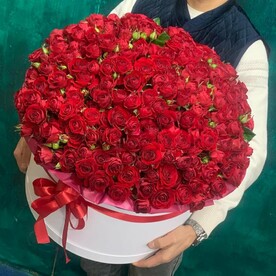 Кустовая роза в корзине