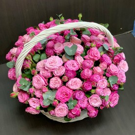 Роза пионовидная кустовая, Эвкалипт, Корзина, Флористическая губка