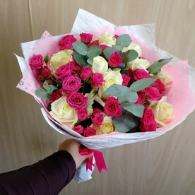 Роза кустовая, Белые розы, Зелень эвкалипт, Дизайнерская упаковка