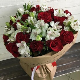 Микс Альстромерия с розами.