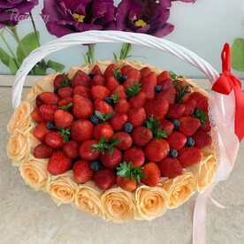 Клубника с розами.
