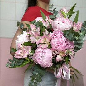Нежный букет с пионами, альстромерией и эвкалиптом