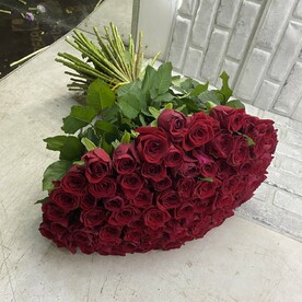 101 из красных роз