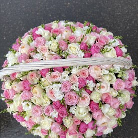 Корзина с пионовидными розами