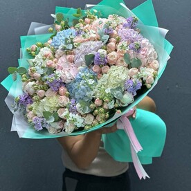 Эвкалипт, Роза пионовидная кустовая, Маттиола сиреневая, Маттиола белая, Гортензия микс, Пион, Дизайнерская упаковка