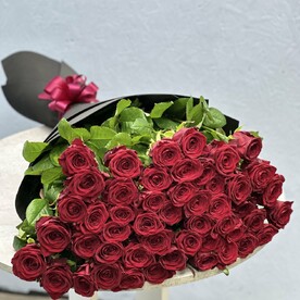 Высокие бордовые розы