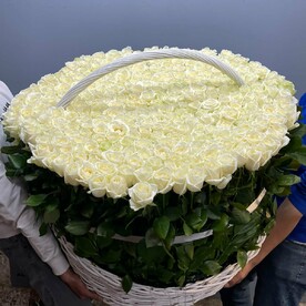 Большая корзина из белых роз