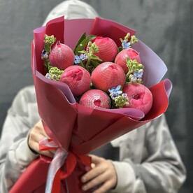 Пионы коралловые с незабудками