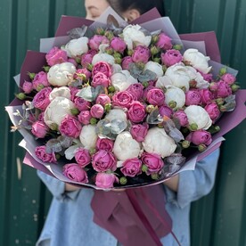 Нежный букет из белых пионов с пионовидными кустовыми розами