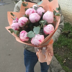 Букет из пионов с эвкалиптом
