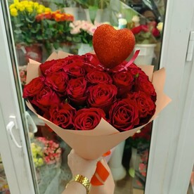 Букет из 25 роз с топпером