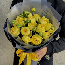 Желтые пионовидные розы в стильной упаковке