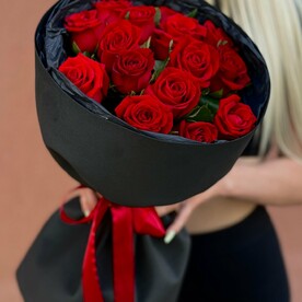 15 красных роз в стильной упаковке