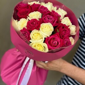 Малиновые и белые розы 25 шт в стильной упаковке