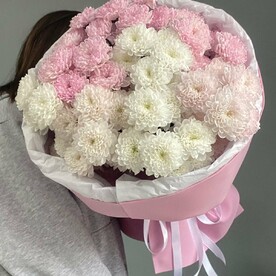 Нежный розовый букет из кустовых хризантем