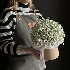Белая гипсофила в крафтовой коробочке