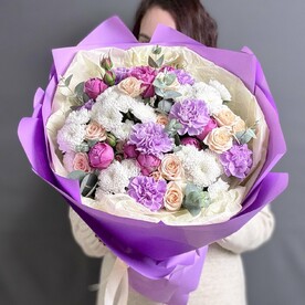 Диантус, Хризантема сантини, Роза кустовая, Эвкалипт, Роза мисти бабблс, Дизайнерская упаковка