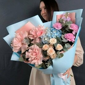 Эвкалипт шт, Диантус шт, Роза пинк мондиаль шт, Гортензия шт, Маттиола шт, Роза кустовая шт, Дизайнерская упаковка шт, шт