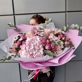 Сантини, Альстромерия, Эвкалипт, Роза французская, Роза пионовидная кустовая Мисти Баблс, Гортензия, Тишью, Фоамиран