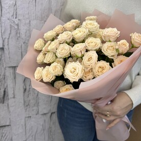 Кремовые кустовые розы