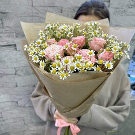 Пионовидные розы и полевые ромашки