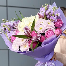 Авторский яркий букет из Пионовидных роз, гортензии и маттиолы «Ягодный бум»