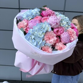 Роскошный авторский букет «Шанталь» Гортензия, пионы, диантусы и Пионовидные розы
