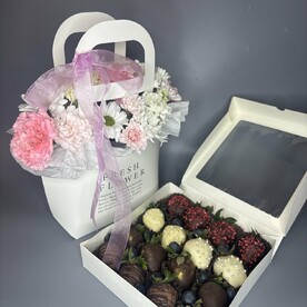Клубника в шоколаде и сумочка с цветами