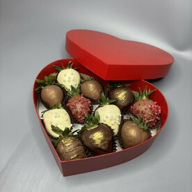 Коробка Сердце с клубникой в шоколаде