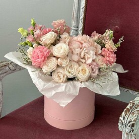 Композиия в коробке с гортензией, кустовыми розами, гвоздиками «велюр»