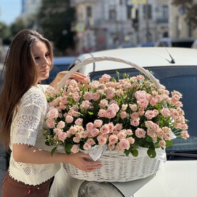 Большая корзина кустовых роз