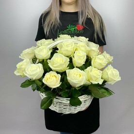 Корзина из белоснежных роз