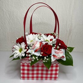 Роза, Хризантема кустовая, Гипсофила, Рускус, Raffaello, Сумочка