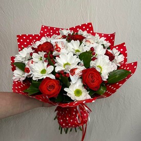 Роза, Хризантема кустовая, Гиперикум, Рускус, Raffaello, Пленка