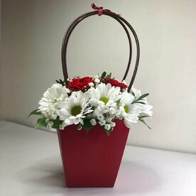 Роза, Хризантема кустовая, Рускус, Гипсофила, Сумочка