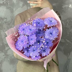 Необычный букет с фиолетово-синей хризантемой и розовой гипсофилой💜