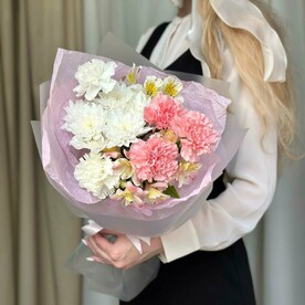 Нежный букет комплимент из диантусов, кустовой розы и альстромерии🌸