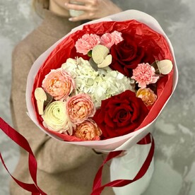 Роза французская, Гортензия, Роза кустовая, Ранункулус, Диантус, Эвкалипт, Стильная упаковка