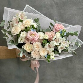 Лизиантус Эустома, Оксипеталум, Роза бомбастик, Альстромерия, Эвкалипт, Писташ, Ранункулус, Бумага