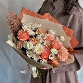Гвоздика эпл ти, Писташ, Роза кахала, Лизиантус Эустома, Кортаделия, Хризантема кустовая, Озотамнус, Кониферн, Бумага