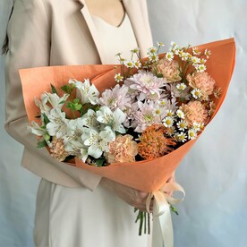 Гвоздика эпл ти, Хризантема кустовая, Альстромерия, Ромашка, Писташ, Леукоспермум, Бумага