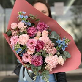 Гвоздика одноголовая, Эвкалипт, Роза кустовая, Оксипеталум, Озотамнус, Лизиантус Эустома, Бумага