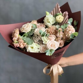 Лизиантус Эустома, Эвкалипт, Роза пионовидная кустовая, Маттиола, Копья пальмы, Озотамнус, Гвоздика, Бумага